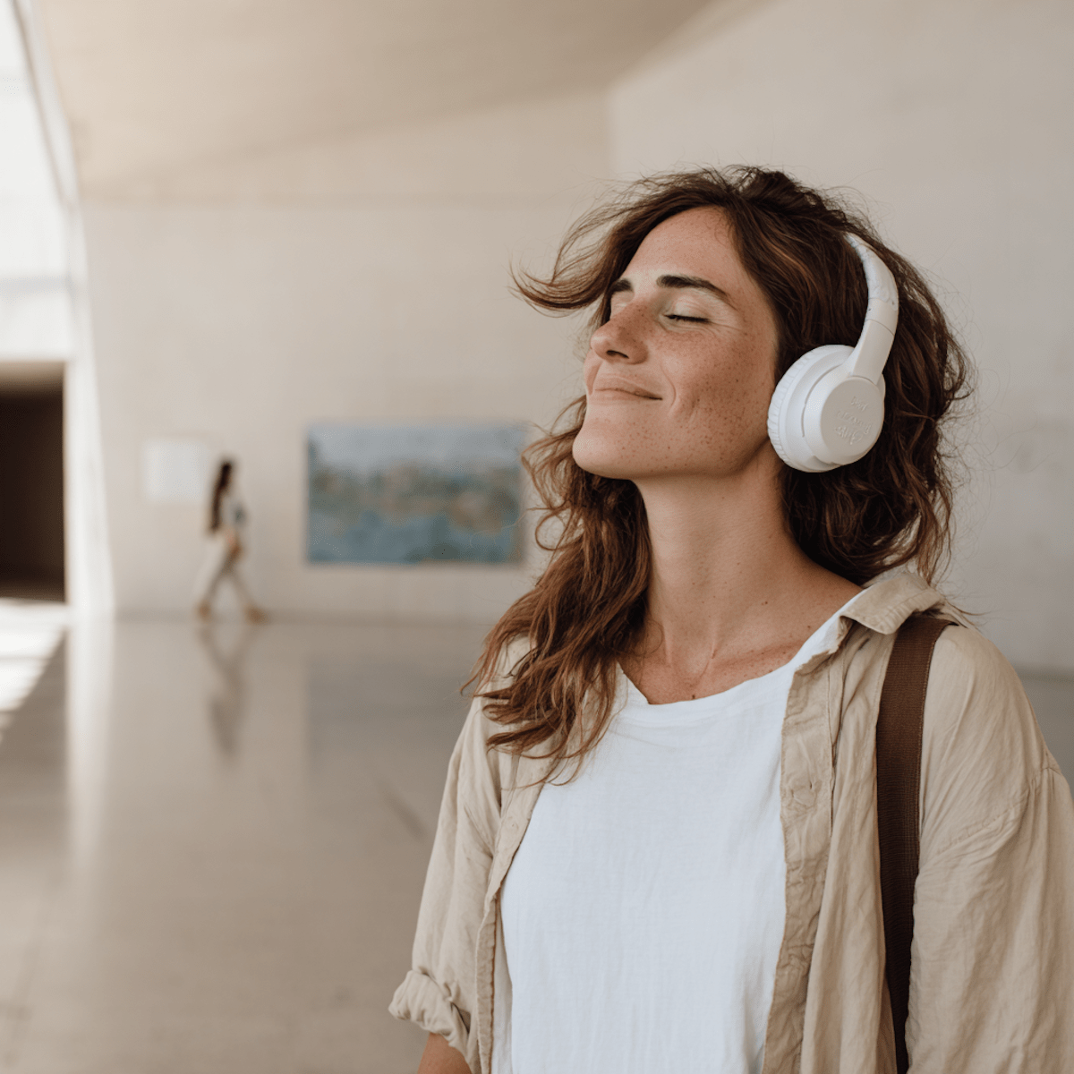 Pourquoi écouter vaut mieux que lire quand on découvre un lieu